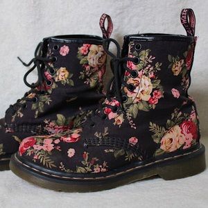 HP🖤 RARE Floral Dr. Martens